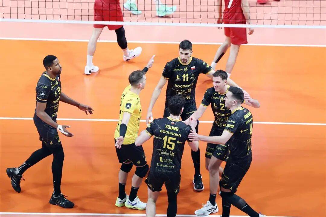 1-3！加拉塔萨雷欧冠主场输球又输阵 还被波兰排坛吐槽人少的可怜